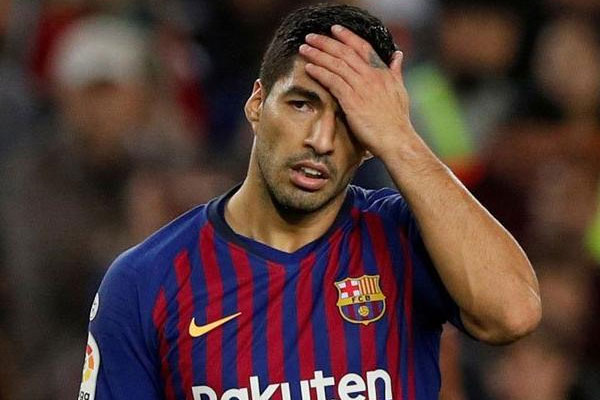 أعلن نادي برشلونة أن مهاجمه الأوروغواياني لويس سواريز يعاني من إصابة في الركبة اليمنى