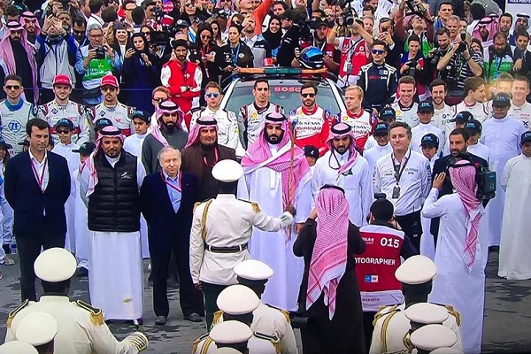 ولي العهد السعودي يحضر الجولة الكبرى لسباقات فورمولا أي