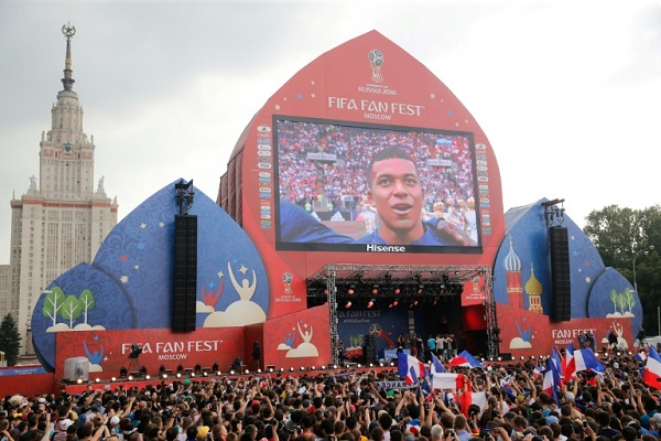 مشجعون في موسكو يتابعون عبر شاشة عملاقة المباراة النهائية لكأس العالم في كرة القدم بين فرنسا وكرواتيا