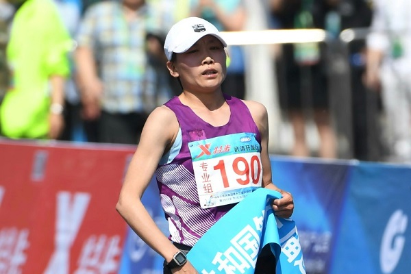 العداءة الصينية وانج جيالي تحتفل بعد احرازها المركز الاول في سباق مارتون تيانجين الصيني الدولي في 29 ابريل 