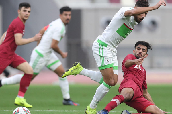 تلقى المنتخب القطري لكرة القدم خسارة أولى بسقوطه بنتيجة صفر-1 أمام المنتخب الجزائري