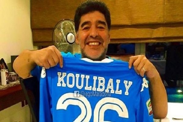 مارادونا يعلن تضامنه مع كوليبالي بعد الهتافات العنصرية ضده