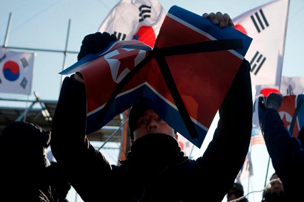  احتجاجات على هامش استعدادات منتخب الهوكي الموحد بين الكوريتين