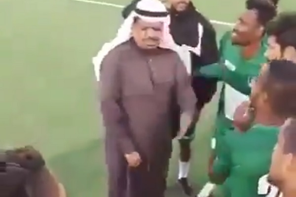 رئيس نادي الشعلة السعودي يكافئ لاعبيه بطريقة عفوية وطريفة