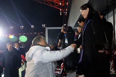 مصافحة تاريخية بين شقيقة كيم جونغ اون والرئيس الكوري الجنوبي في افتتاح الأولمبياد