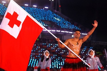 حامل علم تونغا يتحدى البرد بصدر عار في حفل الافتتاح