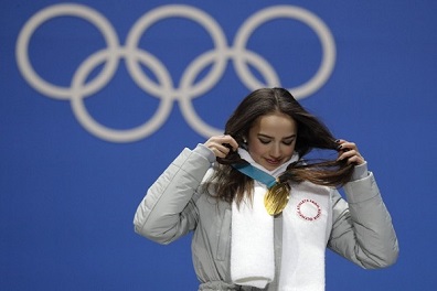 ألينا زاجيتوفا تمنح الذهبية الأولى لروسيا تحت العلم الأولمبي