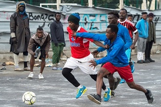 مهاجرون في المغرب يمارسون كرة القدم مع احلام كبيرة