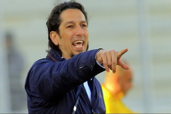 حامل لقب الدوري الكويتي يقيل مدربه