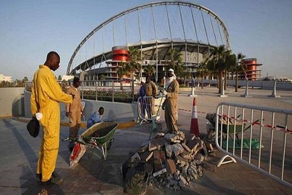 عمال مشاريع المونديال في قطر يعملون ما يصل إلى 148 يوما متواصلا
