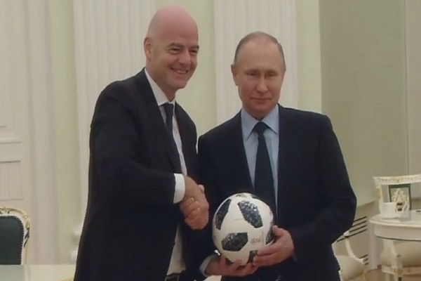 بوتين وإنفانتينو يتبادلان تمرير الكرة في الكرملين