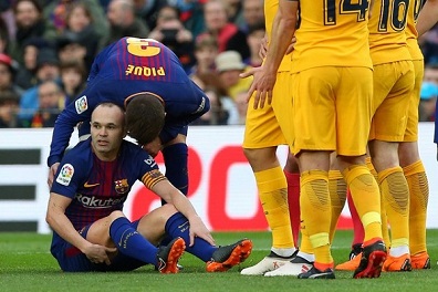 إنييستا قد يبتعد 3 أسابيع عن برشلونة بسبب الاصابة