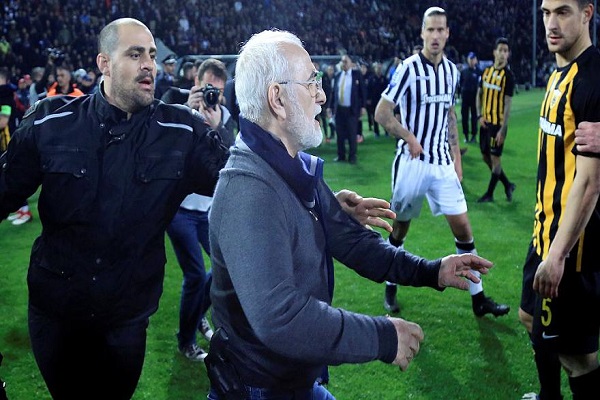  رئيس ناد لكرة القدم يقتحم الملعب بمسدس مهددا الحكم بعد إلغاء هدف