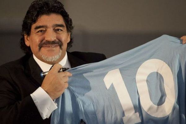 حجب نادي نابولي الإيطالي رقم 10 تكريما للنجم الأرجنتيني دييغو أرماندو مارادونا