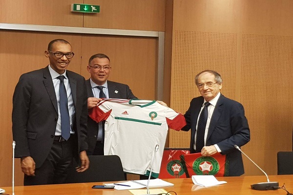 فوزي لقجع يهدي قميص المنتخب المغربي لنويل لوغريت، رئيس الاتحاد الفرنسي لكرة القدم