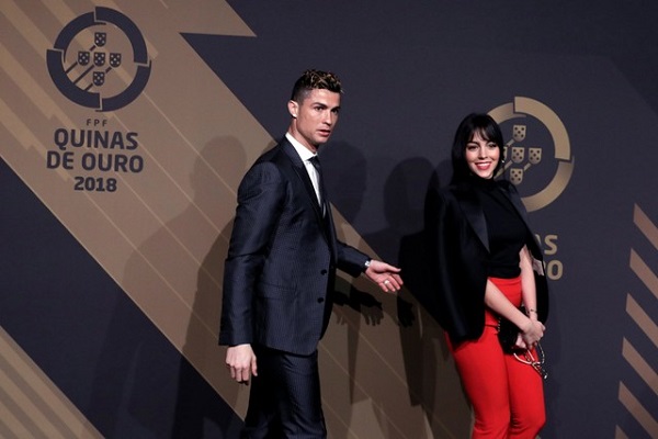 كريستيانو رونالدو في لشبونة خلال تسلمه جائزة افضل لاعب في البرتغال لعام 2017