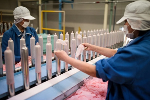 موظف في ساغامي رابر انداستريز، الشركة اليابانية المصنعة للواقيات الذكرية في 25 كانون الثاني/يناير 2018 في اتسوغي