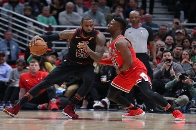 إنجاز جديد لجيمس وسبيرز يستغل الإصابات في صفوف ووريرز