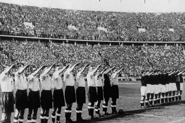 المنتخبان الإنكليزي والألماني والتحية النازية قبل المباراة