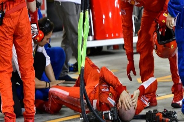 أحد ميكانيكيي فريق فيراري بعيد سقوطه أرضا اثر تعرضه للصدم من قبل سيارة الفنلنلدي كيمي رايكونن خلال جائزة البحرين الكبرى، المرحلة الثانية من بطولة العالم للفورمولا واحد، في 8 نيسان/أبريل 2018