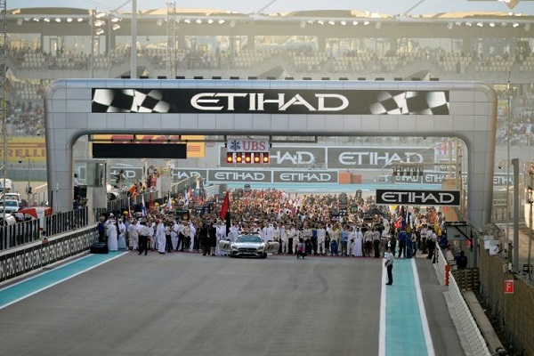 زحمة سائقين وميكانيكيين على خط الانطلاق على حلبة ياس مارينا في أبوظبي قبيل انطلاق سباق الجائزة الكبرى ضمن بطولة العالم في الفورمولا واحد 