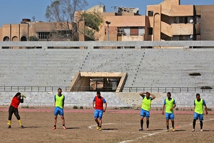 دوري لكرة القدم في ملعب الرقة بعدما حوله تنظيم الدولة الاسلامية سجناً