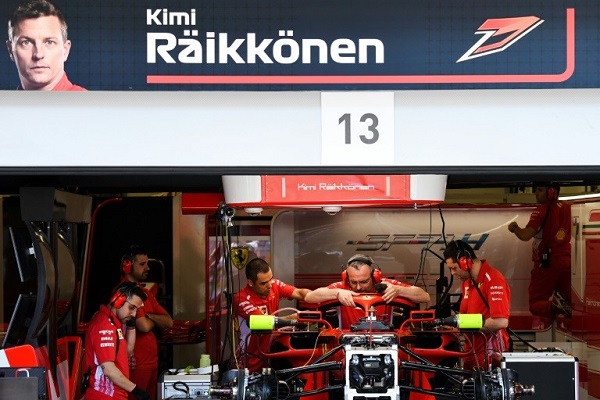 ميكانيكيون يعملون في مرآب فيراري على سيارة الفنلندي كيمي رايكونن قبل جائزة اذربيجان الكبرى للفورمولا واحد في باكو