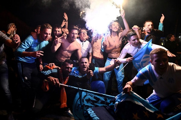 انصار نادي مرسيليا يحتفلون بعد فوز فريقهم على لايبزيغ في نصف نهائي الدوري الاوروبي (يوروبا ليغ)