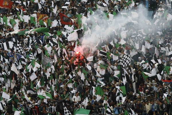 مشجعون لنادي وفاق سطيف الجزائري قبيل مباراة في كرة القدم ضد الفيصلي الأردني، في الثالث من أيار/مايو 2007.