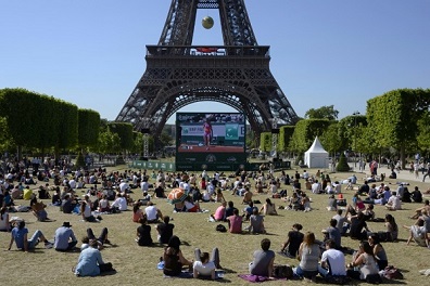 فرنسا تحظر تجمعات المشاهدين أمام الشاشات الكبيرة خلال كأس العالم