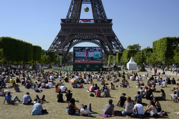 مشجعون يشاهدون نصف نهائي بطولة رولان غاروس للتنس في ساحة برج ايفل في باريس في 4 حزيران/يونيو 2015. 