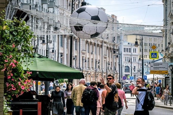 مقهى وضع شبكة وكرة كبيرة بمناسبة المونديال في موسكو في صورة ملتقطة في 24 أيار/مايو 2018