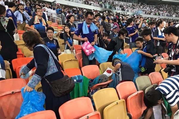  الجمهور الياباني ينظف الملاعب بعد انتهاء المباريات