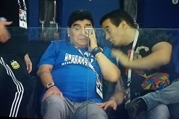 مارادونا يجهش بالبكاء بعد سقوط الأرجنتين المذل امام كراوتيا