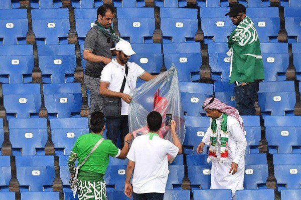 جماهير السعودية تنظف مدرجات ملعب روستوف بعد مباراة أوروغواي