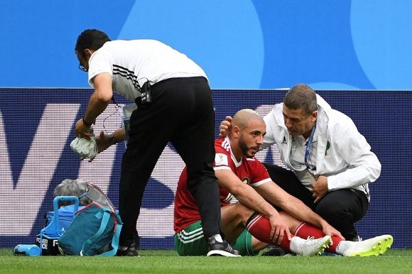 لاعب المنتخب المغربي نور الدين أمرابط يتلقة العلاجات عقب اصابته في الرأس في المباراة ضد ايران 