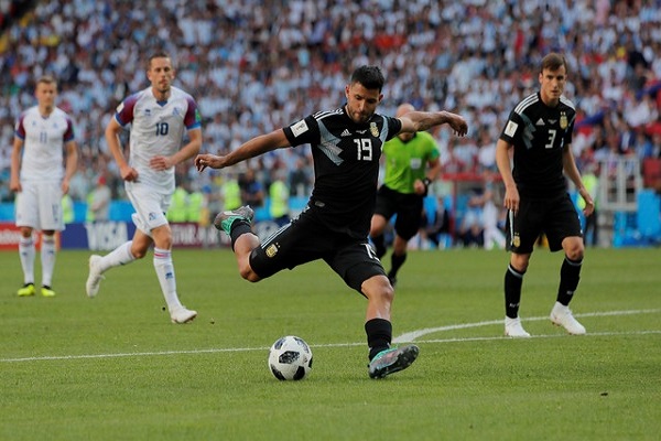 أغويرو خلال مباراة الأرجنتين وايسلندا