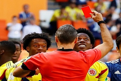 الكولومبي كارلوس سانشيز يتلقى أول بطاقة حمراء في النهائيات