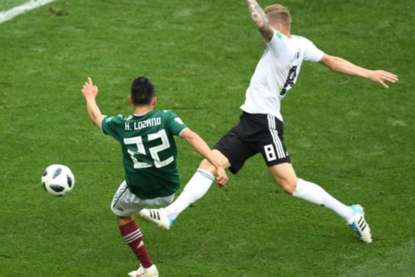 لوزانو يسجل هدف الفوز للمكسيك على ألمانيا