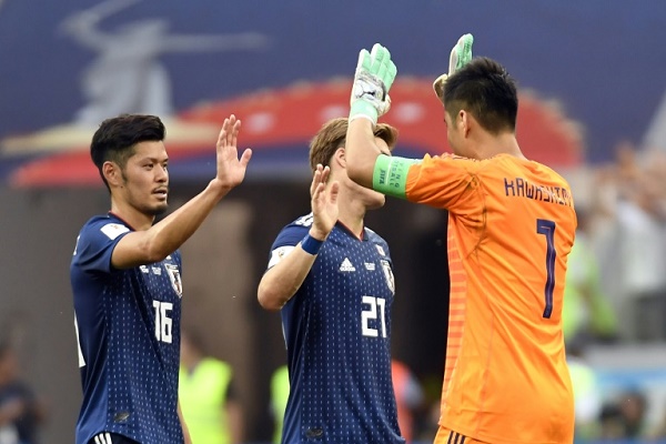 لاعبو المنتخب الياباني يحتفلون بتأهلهم الى ثمن نهائي مونديال بقانون اللعب النظيف