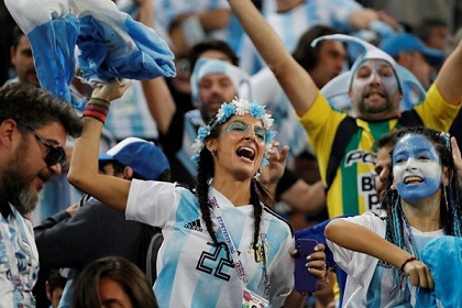 مشجعو الأرجنتين عاشوا المعاناة قبل هدف الخلاص