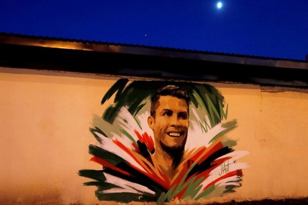 جدارية عملاقة لكريستيانو بجوار ملعب البرتغال وإيران