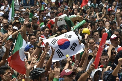 المكسيكيون يحيطون بالسفارة الكورية احتفالا بالتأهل