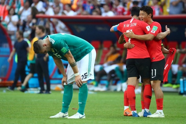 لاعبو كوريا الجنوبية يحتفلون بالفوز المتأخر على ألمانيا