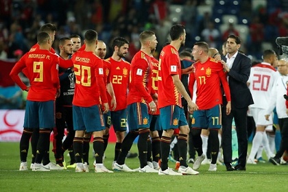 إسبانيا ولعنة مواجهة منتخبات البلدان المضيفة