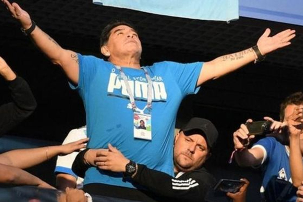 يشاهد مارادونا جميع مباريات منتخب الأرجنتين في كأس العالم 2018 من المدرجات