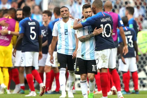 ميسي فشل في إنقاذ الأرجنتين بينما أحرز مبابي هدفي الفوز للفريق الفرنسي