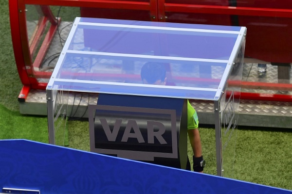 الحكم الأوروغواياني أندريس كونيا يستعين بتقنية الفيديو خلال مباراة فرنسا واستراليا 