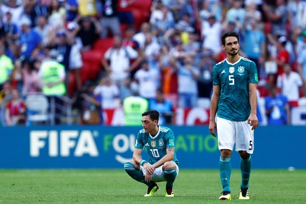 الالمانيان مسعود اوزيل وماتس هوملس لم يقدما المستوى المطلوب في المباراة ضد كوريا الجنوبية 
