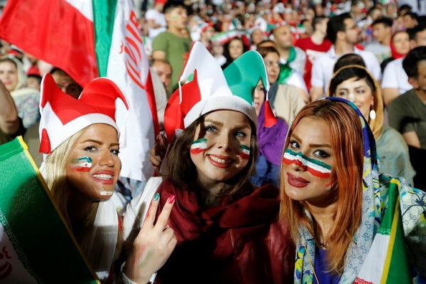 سيدات إيرانيات خلال متابعتهن عبر شاشة عملاقة مباراة منتخب بلادهن لكرة القدم ضد البرتغال المقامة ضمن مونديال روسيا، في ملعب آزادي في طهران، في 25 حزيران/يونيو 2018.